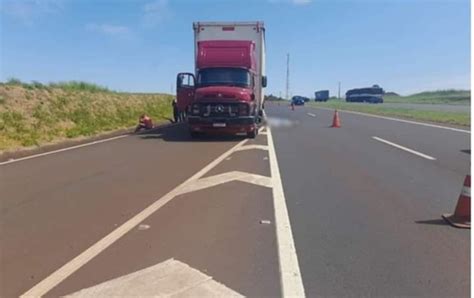 Ajudante desce de caminhão para ver pneu furado e morre atropelado e