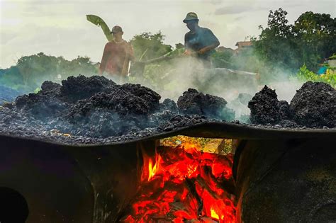 Foto Begini Proses Manual Pembuatan Aspal Goreng