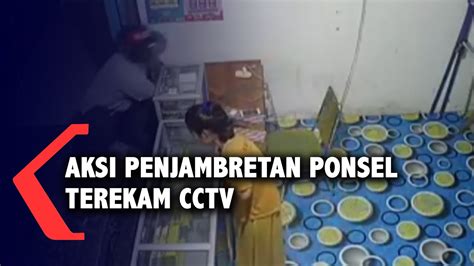 Aksi Penjambretan Ponsel Terekam CCTV YouTube