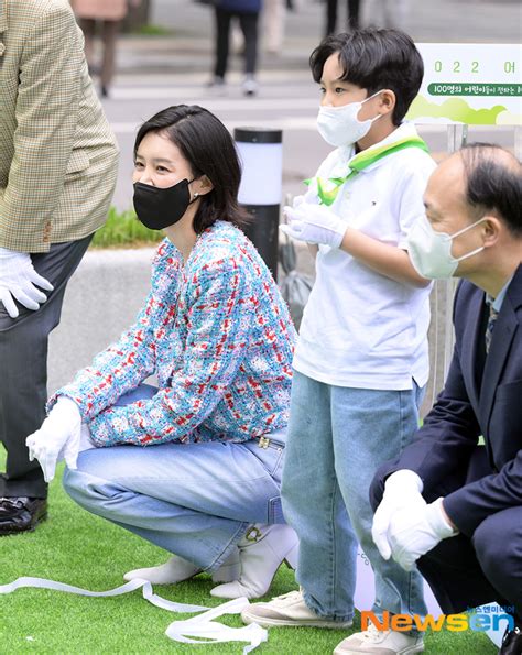 아이와 눈높이 맞추는 채정안 포토엔hd 손에 잡히는 뉴스 눈에 보이는 뉴스 뉴스엔