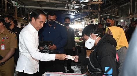 Curiga Karena Tanpa Libatkan Mensos Risma Aksi Jokowi Bagi Bagi Bansos