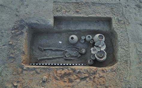 Brick Lined Burial At Rakhigarhi Cemetery A Large Quantity Of Grave