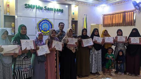 SMPMu Sampang Salurkan Sedekah Beasiswa Rp 105 Juta Pdmcilacap