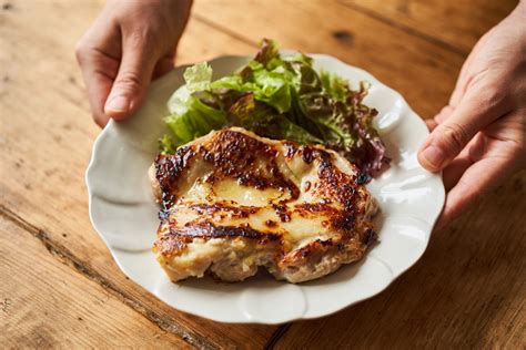 玉ねぎ麹チキン 鶏肉の玉ねぎ麹漬け焼き のレシピ ふたりごはん榎本美沙 料理家 による発酵食品や季節料理 野菜、手仕事 のレシピサイト。体