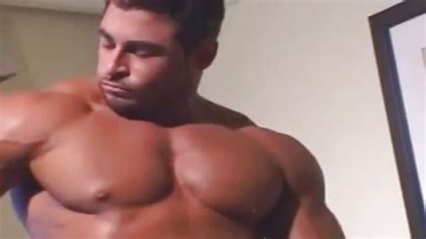 Bodybuilder Hot Che Si Mostra Nella Docci Seigay