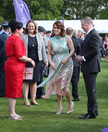 Eugenie E Beatrice Di York Tra Buckingham Palace E Impegni Mondani