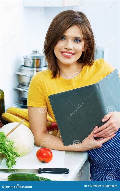 En Faisant Cuire La Femme Se Tenant Dans La Cuisine Couvrez De Chaume La Recette Du Menu Image