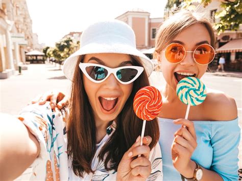 Dos jóvenes sonrientes mujeres hipster en ropa casual de verano Foto