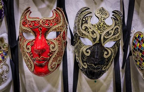 Masques V Nitiens Fleuris Traditionnels De Carnaval Sur L Cran Un