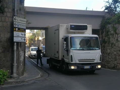 Piano Di Sorrento Ancora Un Camion Incastrato Sotto Al Ponte In Via