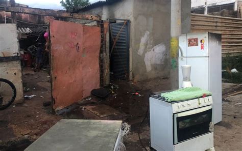 Casa pega fogo depois de criança brincar isqueiro e incendiar