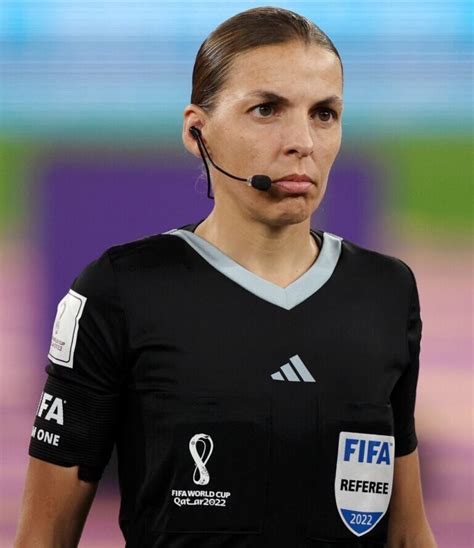 Para ficar na história trio de arbitragem feminino apita jogo da Copa