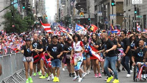 Qu Pas En Desfile Puertorrique O De Nueva York Queens Latino