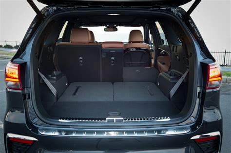 Ford Edge Suv Delivers Abundant Trunk Space Bests Rival Offerings From Chevy Jeep And Kia