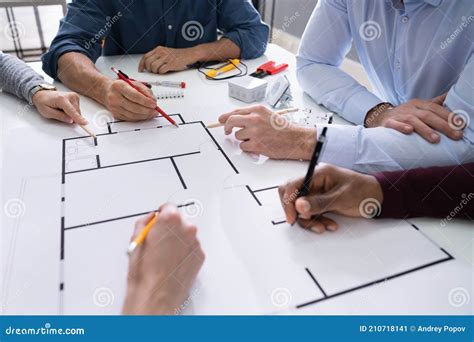 Arquitectos Dibujando Plan Eléctrico Sobre Plano Imagen de archivo