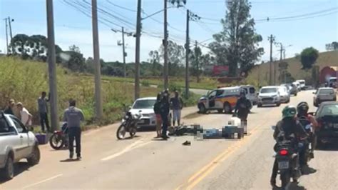 Motociclista fica ferido após se chocar contra caminhão estacionado em