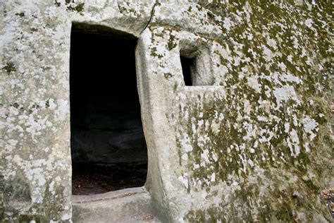 Muzeul Chihlimbarului De La Colti Si Biserica Rupestra De La Alunis