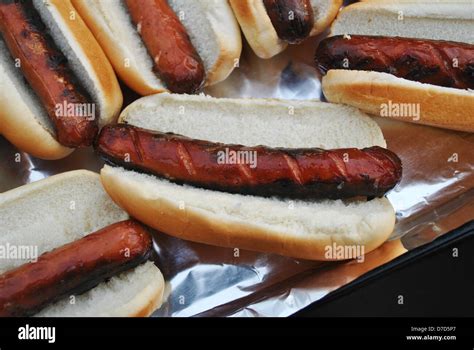 Gegrillte Würstchen im Brötchen Stockfotografie Alamy