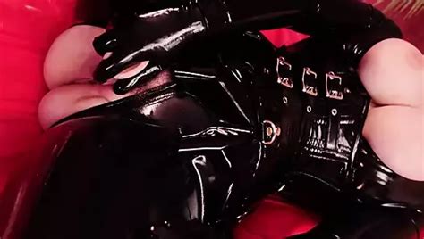 Sexuelle latex gummi lesben haben heißen versauten spaß Glänzende kleidung als fetisch milf