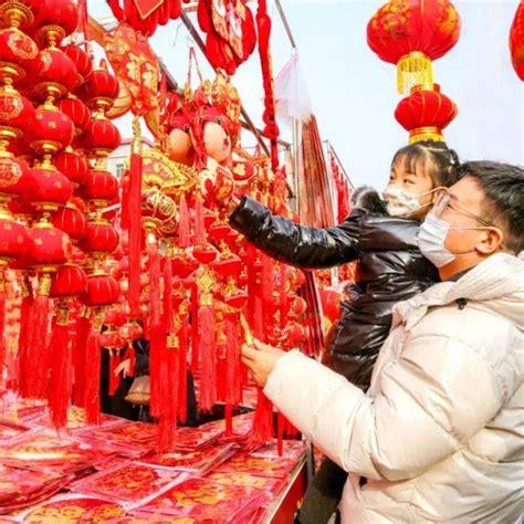 过年倒计时，大街小巷年味浓！ 市民 装饰 年货