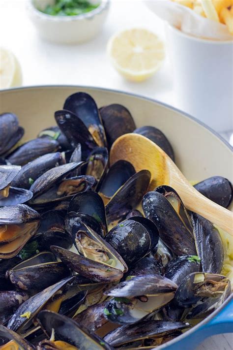 Creamy Garlic Fennel Steamed Mussels SoFabFood 30 Minute Meal