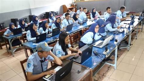 Manfaatkan Energi Terbarukan Siswa Smk Telekomunikasi Tunas Harapan