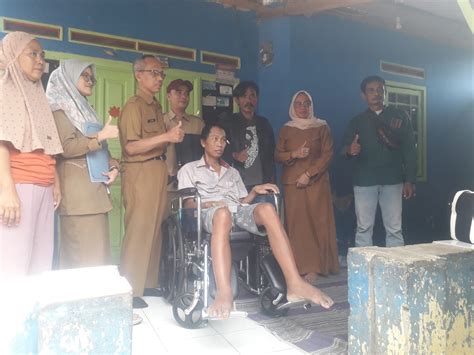 Dinas Sosial Kabupaten Bekasi Salurkan Bantuan Berupa Kursi Roda Kepada