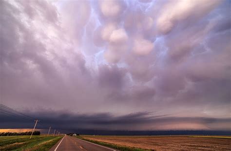 Storm Chaser Captures Incredible Photos In Tornado Alley Mammatus