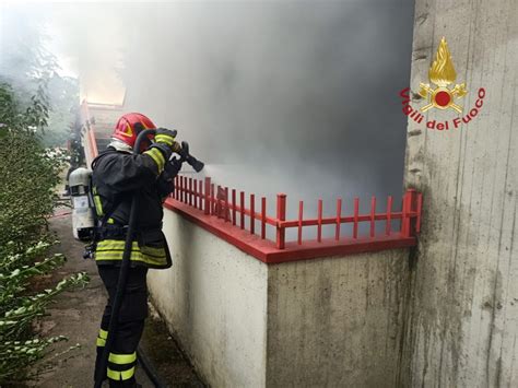 Scoppia Incendio In Casa Non C Nessuno Ingenti Danni Foto