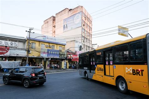 Vídeo mostra momento em que motorista corre atrás de BRT desgovernado