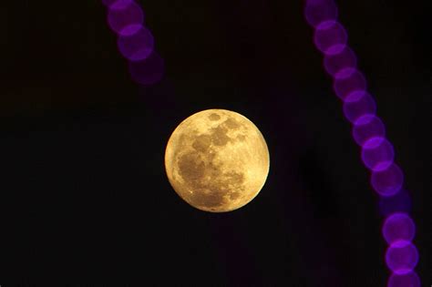 Foto Foto Fenomena Super Blue Moon Di Langit Makassar