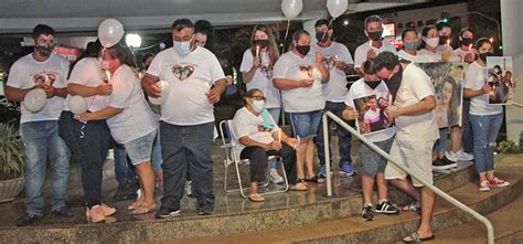 Familiares e amigos homenageiam família morta em acidente