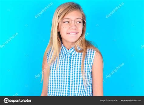 Petite Fille Caucasienne Enfant Avec Une Expression Réfléchie Regarde