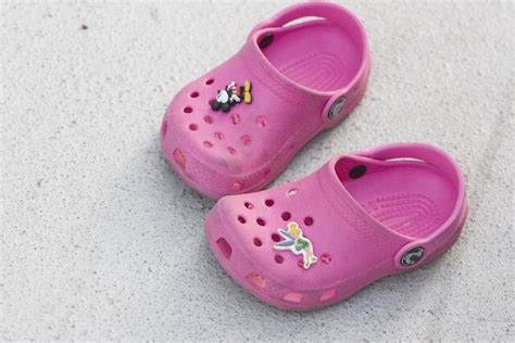 How to Remove Crocs Strap? (STEP-BY-STEP GUIDES) – What The Shoes