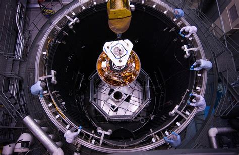 Phoenix Lowered into Thermal Vacuum Chamber | NASA Jet Propulsion ...