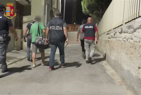 Blitz Della Polizia Nel Quartiere San Girolamo Di Bari Cinque Arresti