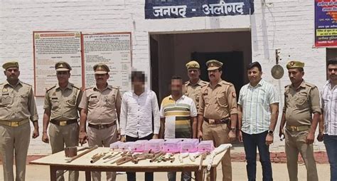 Aligarh Police Raid In Illegal Arms Factory And Arrested Two Accused And Seized Arms Ann