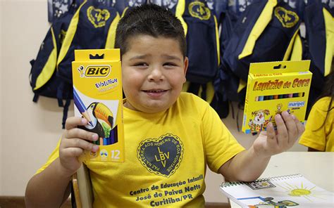 Escola De Educa O Infantil Em Curitiba Entrega Kits Pedag Gicos A