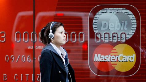 MasterCard eyes ties with Twitter, Facebook