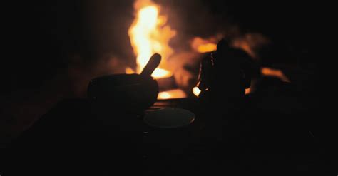 집 밖의 가벼운 고요한 냄비 도기 따뜻하게 따뜻하게 함 뜨거운 러스틱 모닥불 모임 목조 밤 벽난로