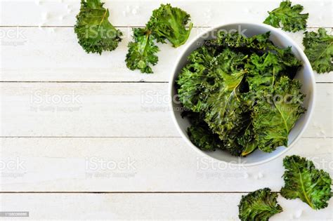 Keripik Kangkung Yang Sehat Di Atas Sudut Pandang Perbatasan Pada Kayu