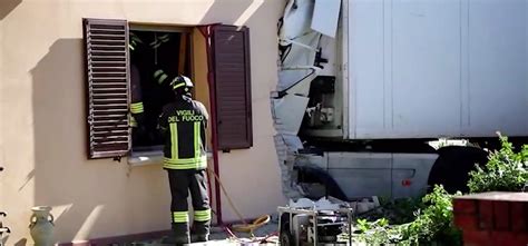 Cesena Camion Si Schianta Contro Una Casa Grave Il Conducente