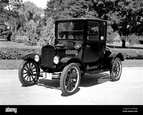 Image En Noir Et Blanc Du Coupé Ford Modèle T 1923 Sur Chaussée Photo