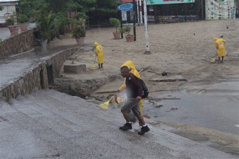 Brigadas De Limpieza Recolectan Desechos Arrastrados Por Las Lluvias A