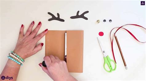 DIY Reindeer Gift Wrap For Christmas - How To Wrap A Gift