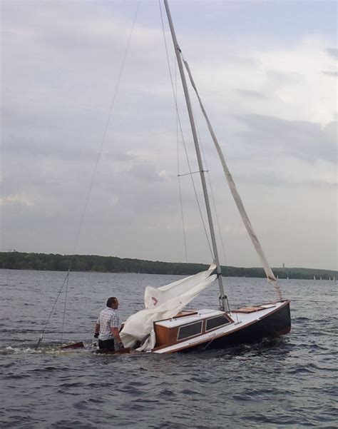 Einsatz Person Im Wasser Und Gekenteter Segler Vom 17 05 2013 DLRG E V