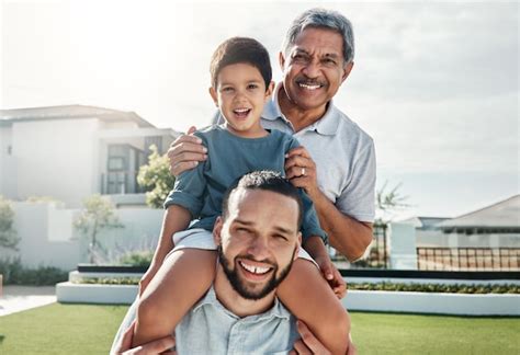 Retrato de familia feliz hijo padre y abuelo unión sonrisa o disfrutar