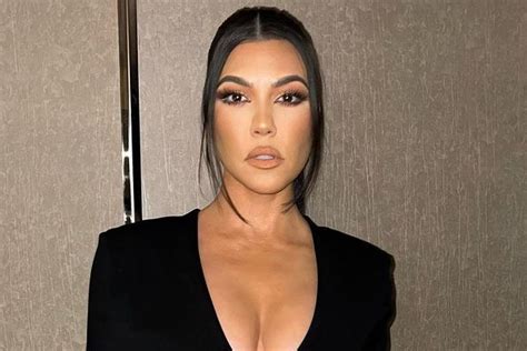 Kourtney Kardashian revela que está jogando vapor de rosas nas partes