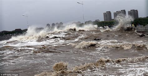 Powerful Tidal Wave Catches Hundreds Of Chinese Spectators Off Guard As