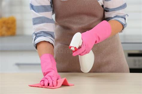 Tabela De Limpeza Do Homem O Pano Na Cozinha Foto De Stock Imagem